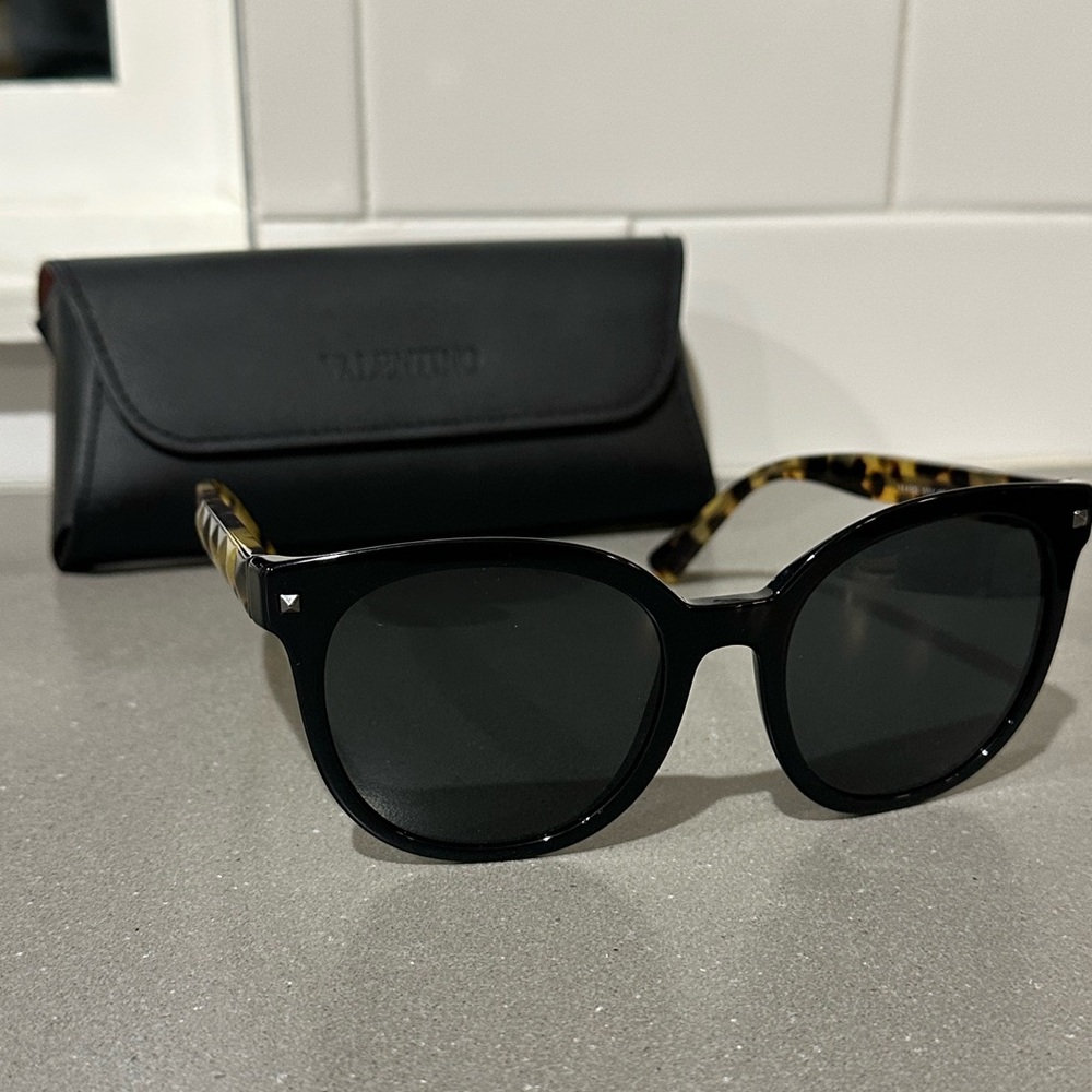 Valentino Rockstud Sunglasses VA4083